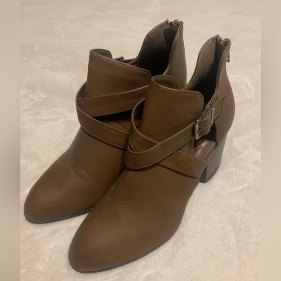 ☘️ Brown Ankle Boots with Heel by Charlotte Russe in size 9 - Picture 1 of 6